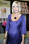 pregnant tori spelling in purple dress 